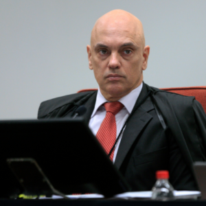 Moraes autoriza devolução dos celulares de Ibaneis Rocha e Valdemar Costa Neto