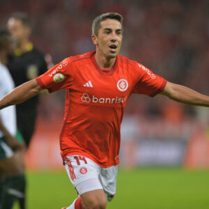 Internacional derrota Goiás e entra no G4 do Brasileiro; Mano Menezes recusa Corinthians