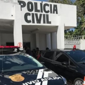 Jovem é presa após enforcar e ameaçar avó com faca, roubar carro e anunciá-lo pelas redes sociais