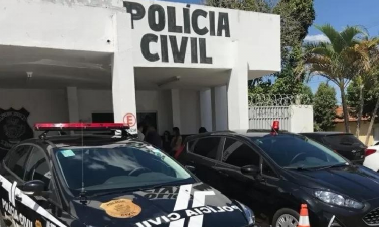 Jovem é presa após enforcar e ameaçar avó com faca, roubar carro e anunciá-lo pelas redes sociais