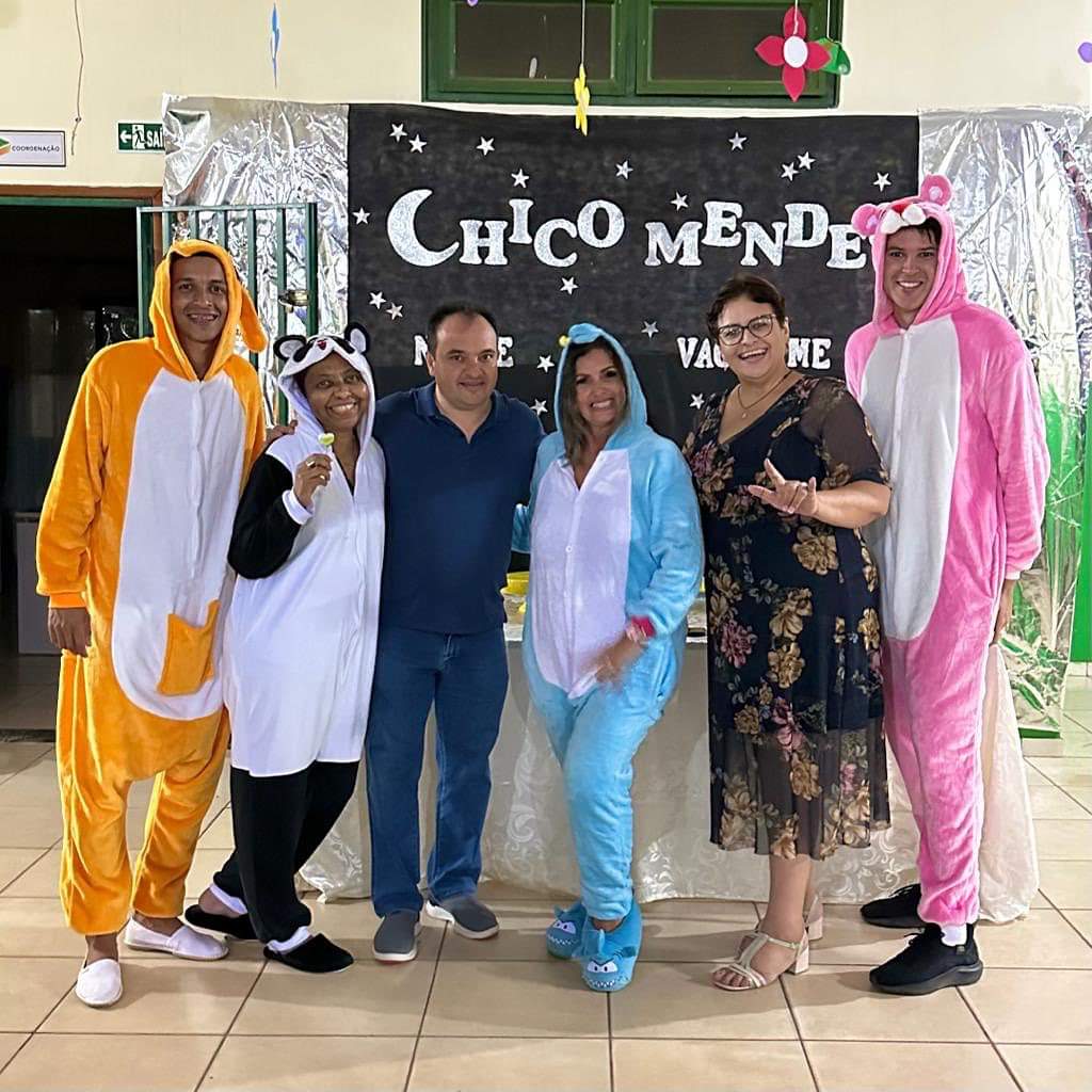 Prefeito de Valparaíso de Goiás, Pábio Mossoró, participa da animada Festa do Pijama na escola Chico Mendes