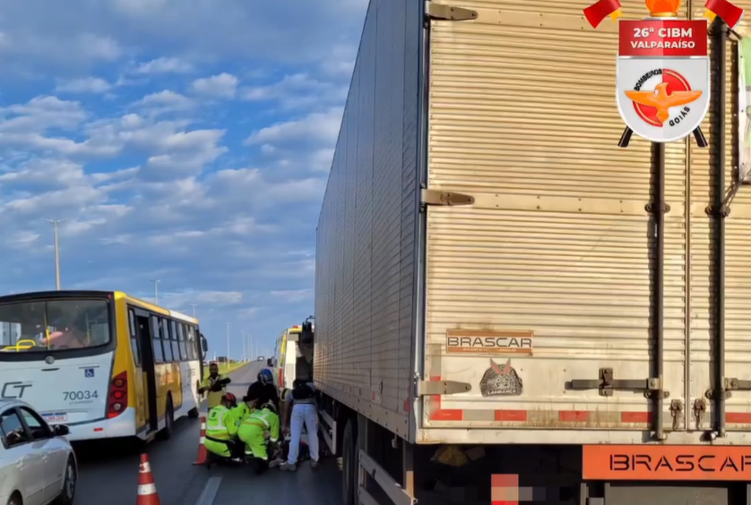 CBMGO demonstra eficiência em acidente entre caminhão e moto