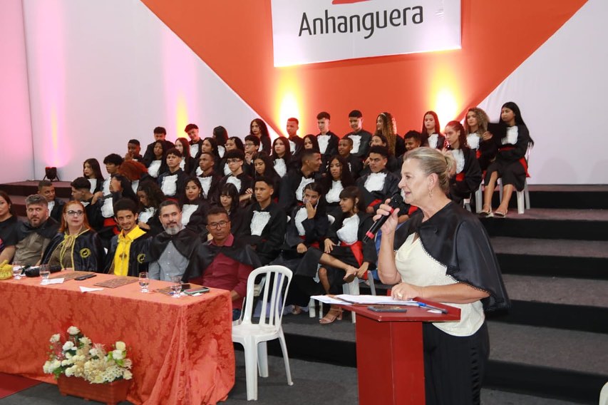 Deputada Dra. Zeli parabeniza formandos do 9º ano da Escola Municipal Nelson Mandela