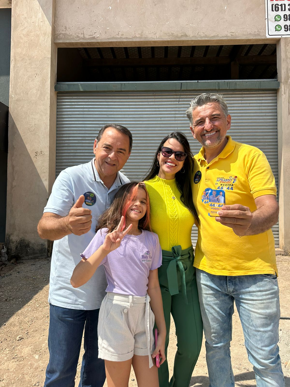 Deputado Federal Adriano do Baldy faz caminhada com Afrânio Pimentel na Avenida Comercial do Bairro Valparaizo II